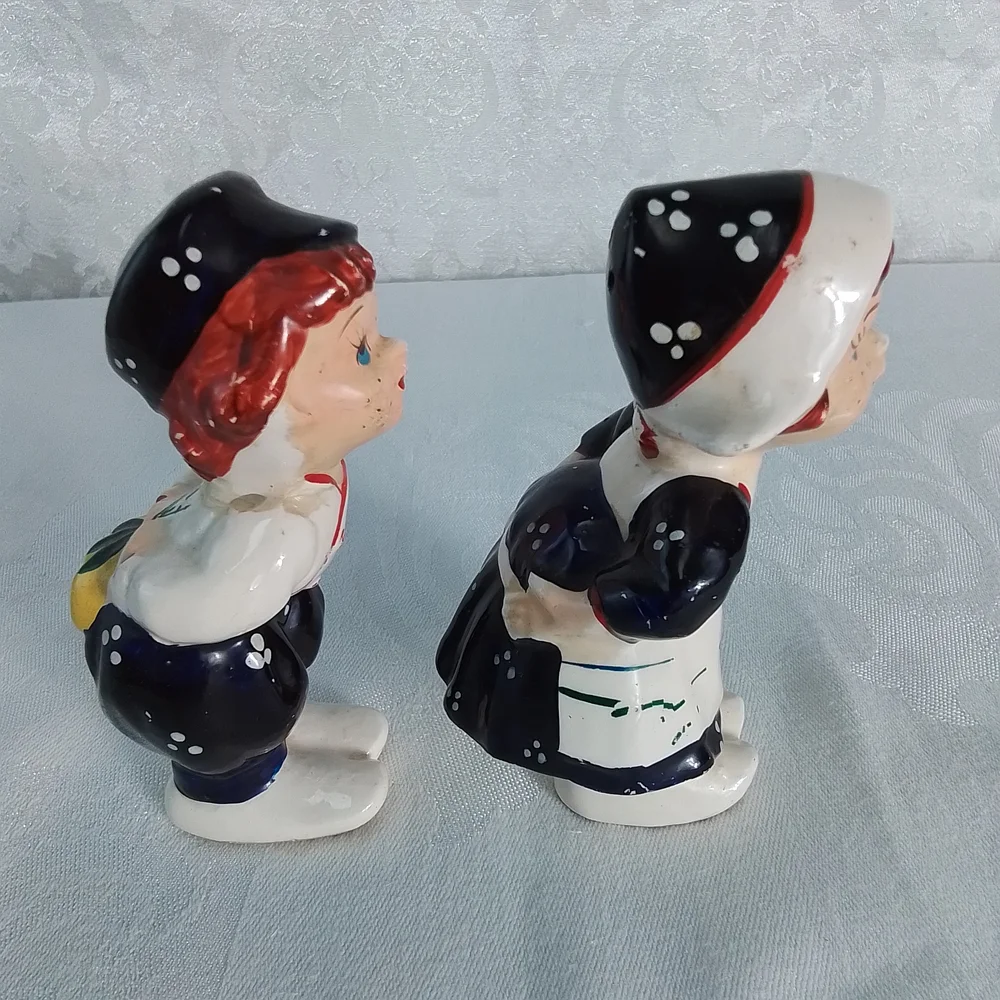 Charming vintage kissing Dutch couple salt and pepper shakers